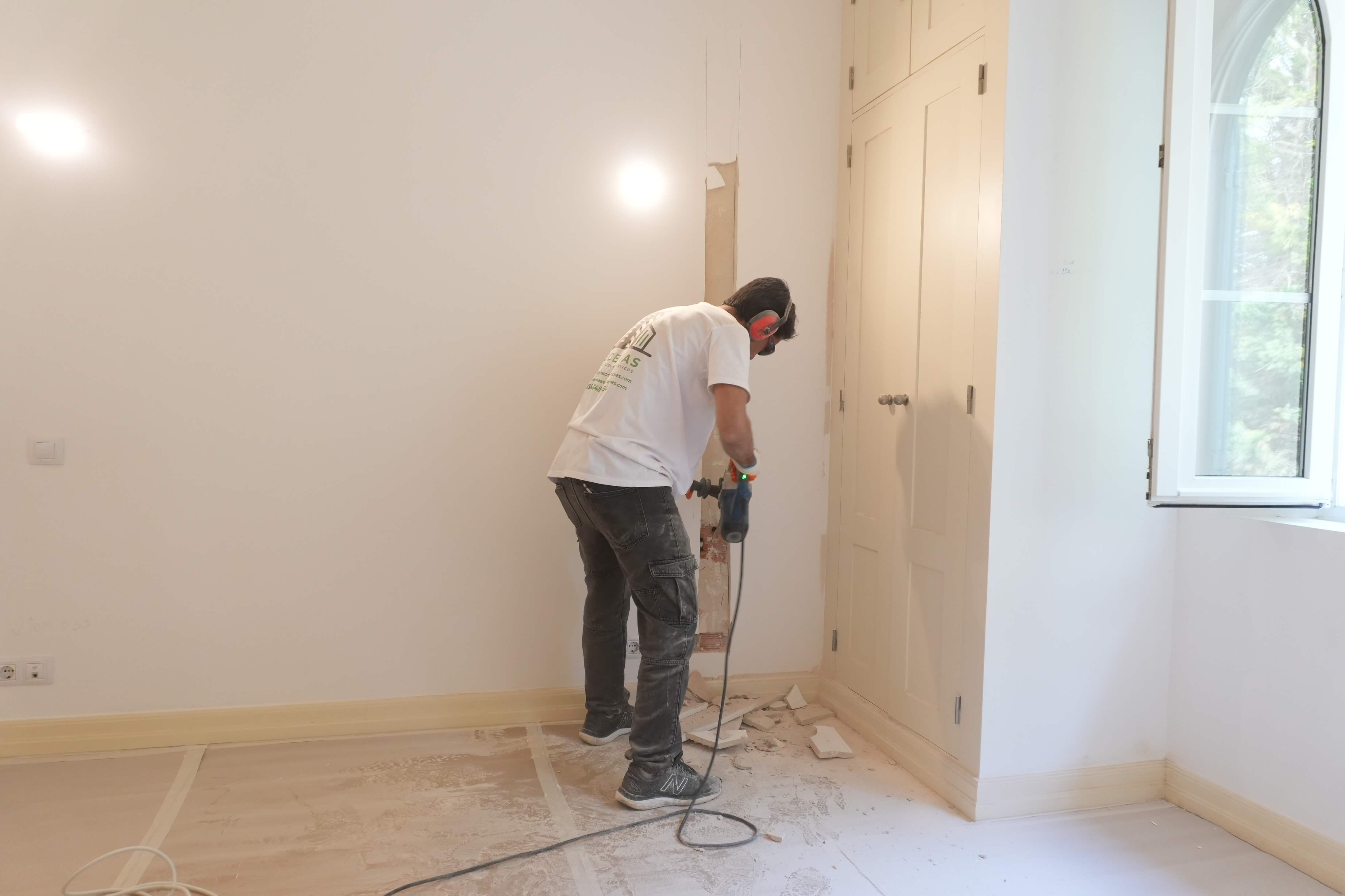 Imagem ilustrativa de uma nova construção de moradia em Portugal, com projeto moderno